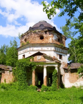 Фасад Храма Покрова Пресвятой Богородицы в селе Новая Романовка (июнь 2013)